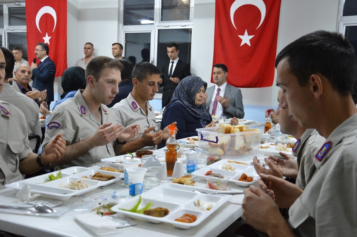 Askerler, Şehit Yakınları ve Gazilerle Birlikte Oruç Açtı