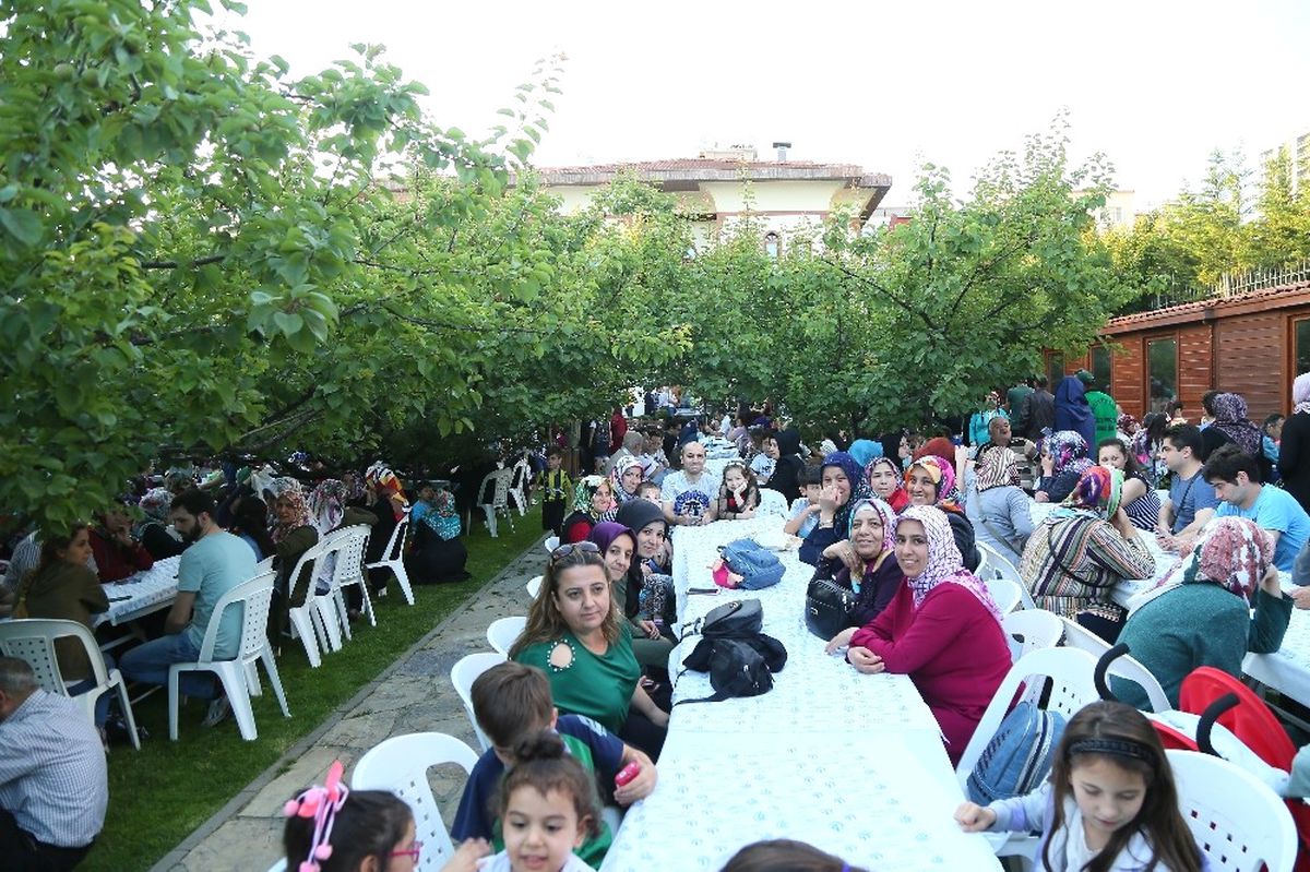 Bağcılar\'da Kayısı Bahçesi\'nde İftar
