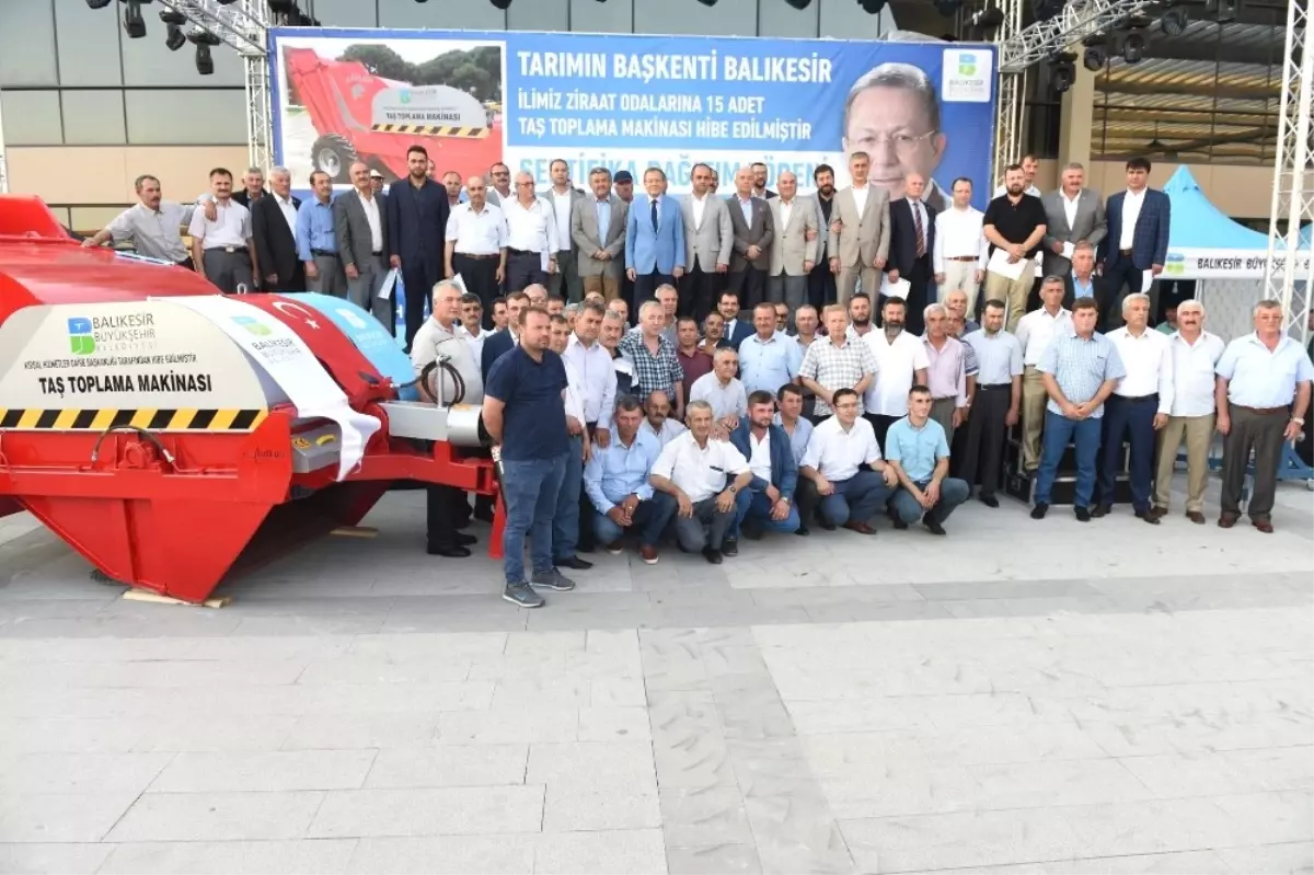 Balıkesir Büyükşehir\'den Çiftçilere Taş Toplama Makinesi