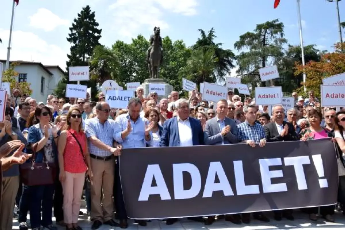 Bursa\'da CHP\'liler Berberoğlu\'nun Tutuklanmasını Protesto Etti