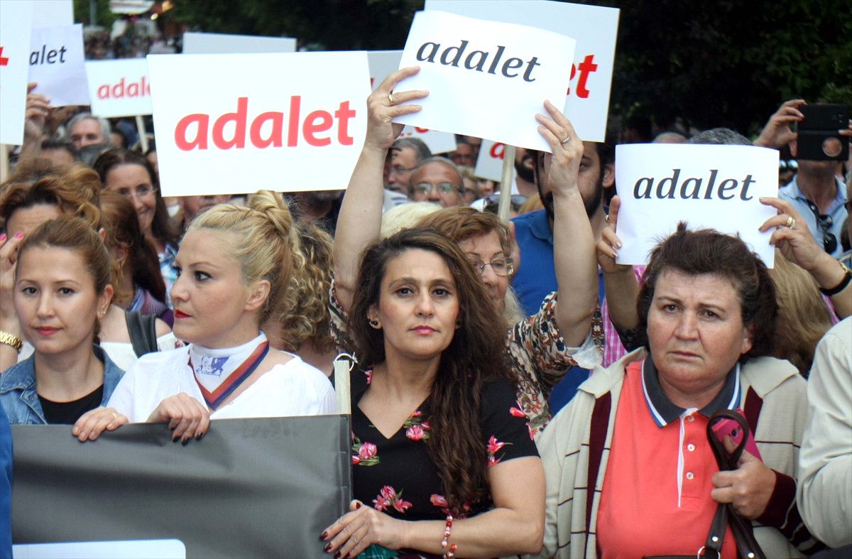 CHP\'nin Berberoğlu\'nun Tutuklanmasına Tepki Yürüyüşü