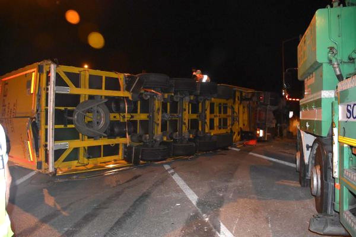 Devrilen Tır, Otoyolu Trafiğe Kapattı