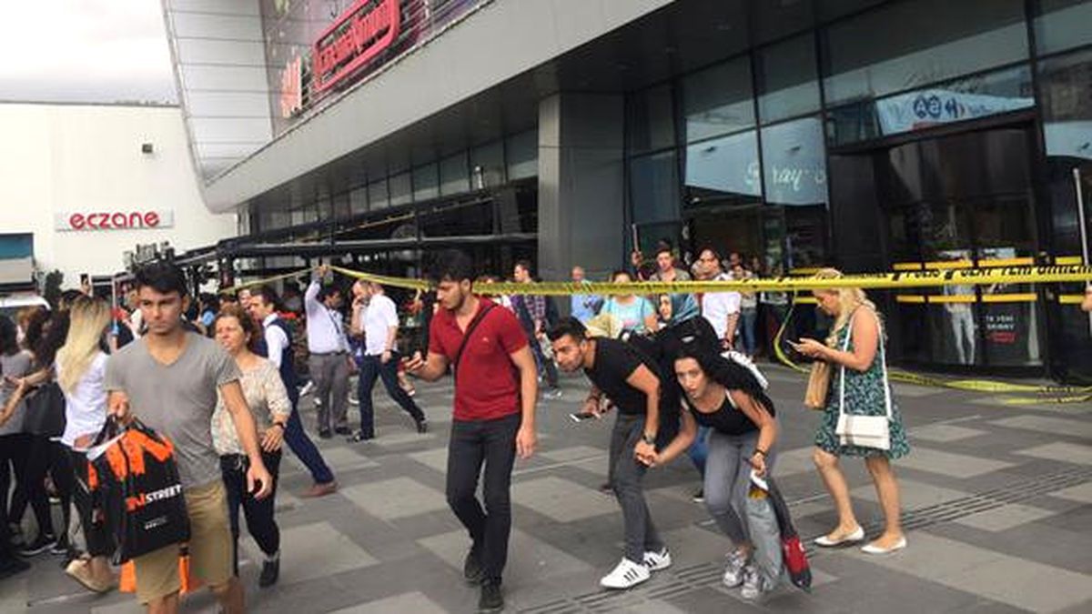 Dha İstanbul - Esenyurt\'ta Avm\'de "Bomba İhbarı" Alarmı (2)