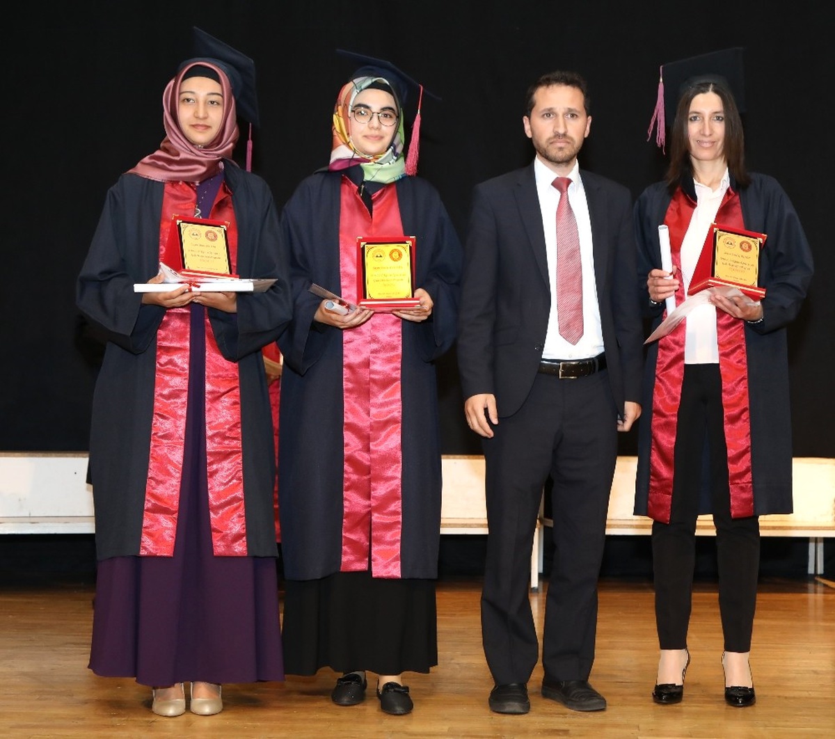 Erü Safiye Çıkrıkçı Meslek Yüksekokulu\'nda Mezuniyet Coşkusu