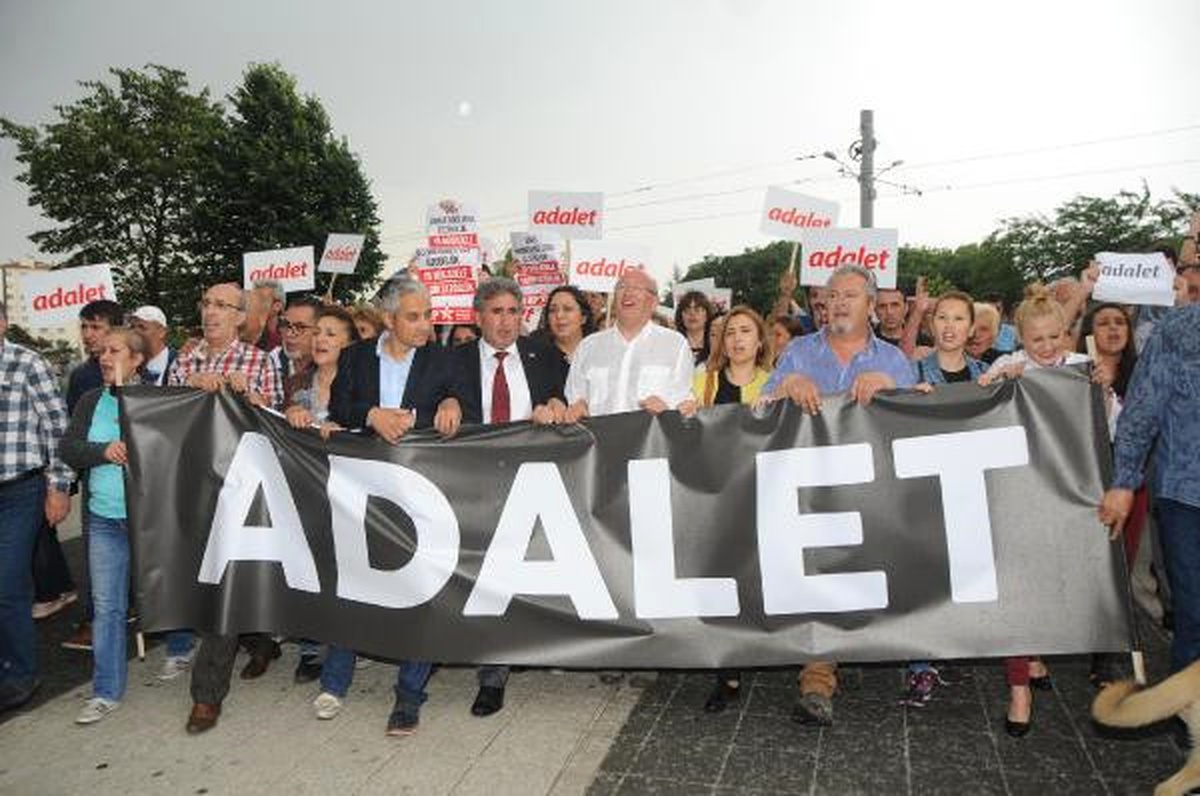Eskişehir\'de CHP\'liler Yağmur Altında Yürüdü