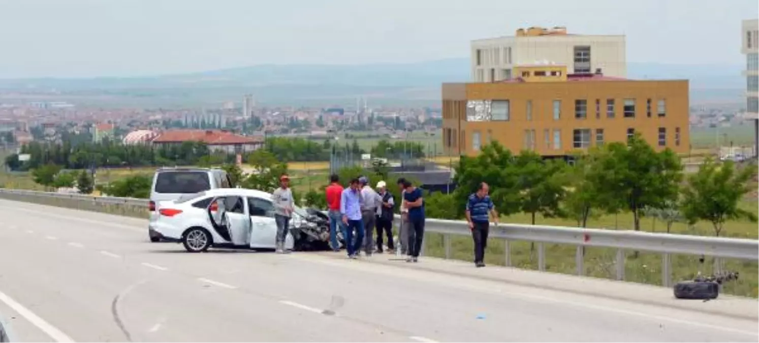 Hafif Ticari Araçla Çarpışan Otomobildeki 5 Kişi Yaralandı