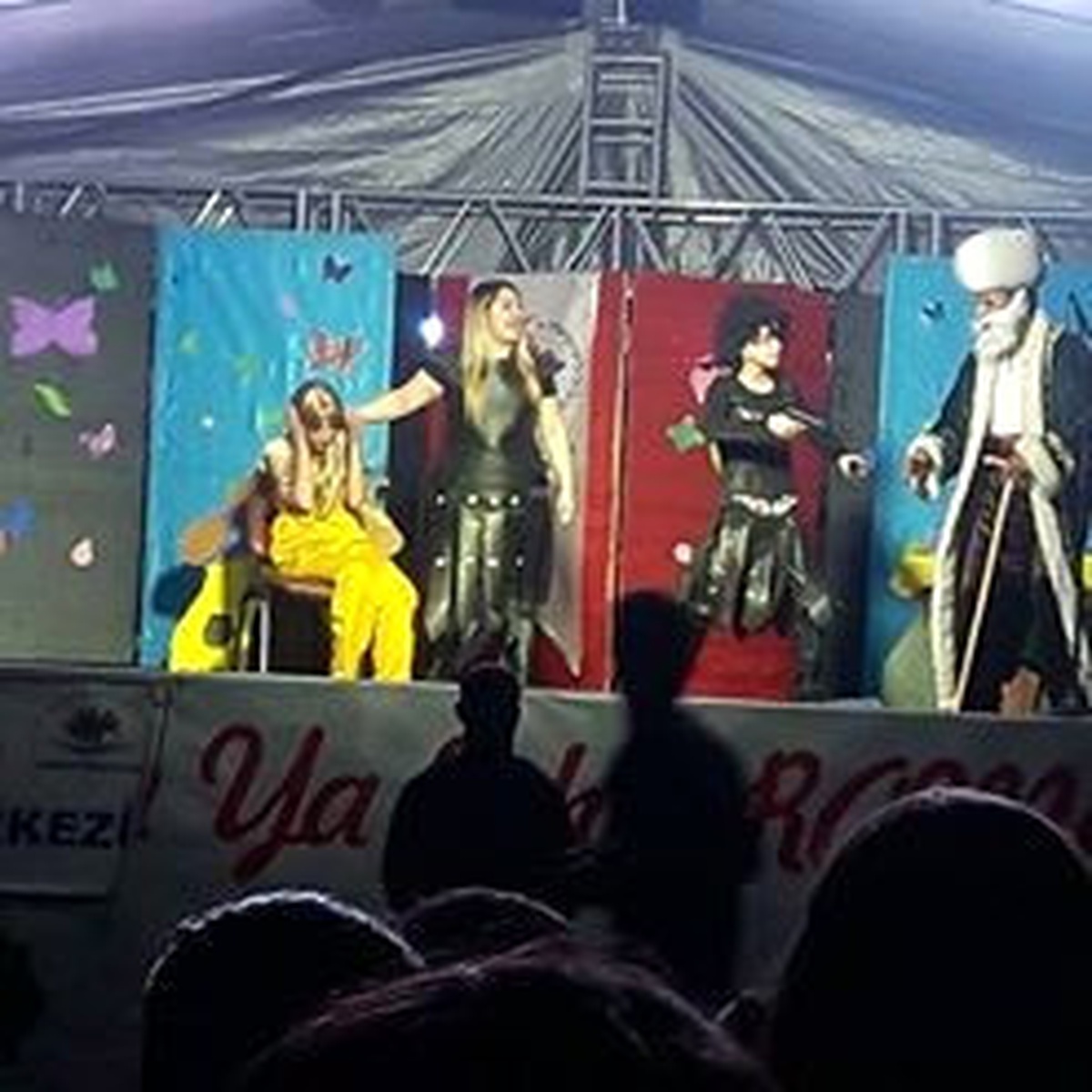 Hakkari\'de \'Renkler Ülkezi Oyunu Sahnelendi