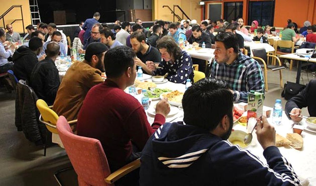 Hollanda\'da Üniversitelilerden Nehir Kenarında Iftar