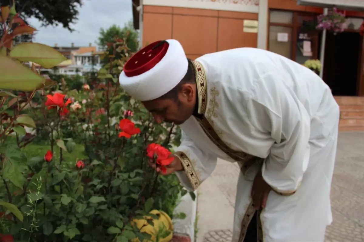 İmamın Çicek Sevgisi Camiyi Rengarenk Yaptı