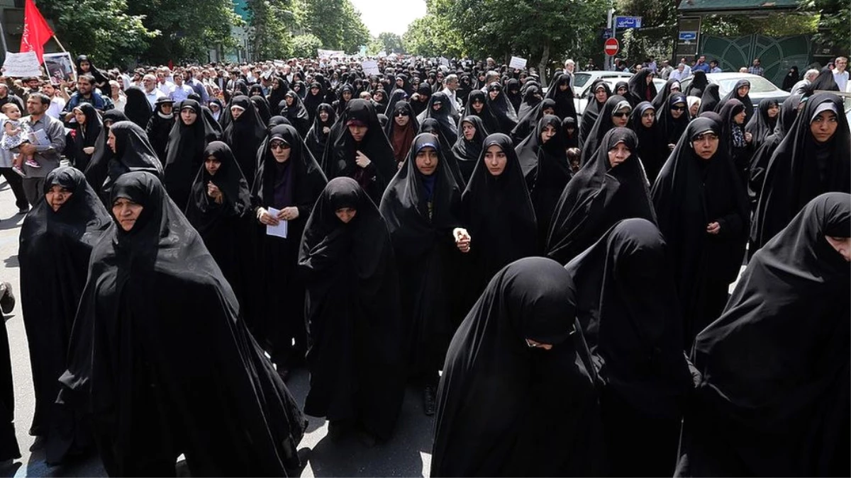 İranlı Kadınlar Neden Çarşamba Günleri Beyaz Giyiyor?