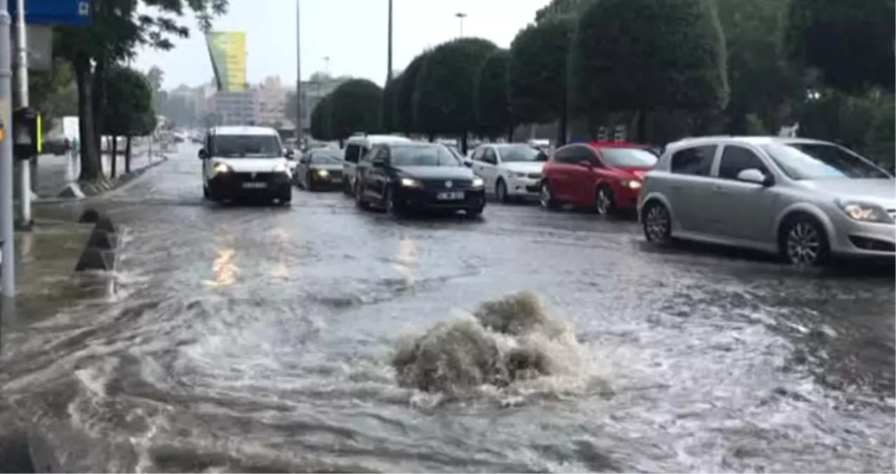 İstanbul\'da Aniden Başlayan Sağanak Yağış Yolları Göle Çevirdi