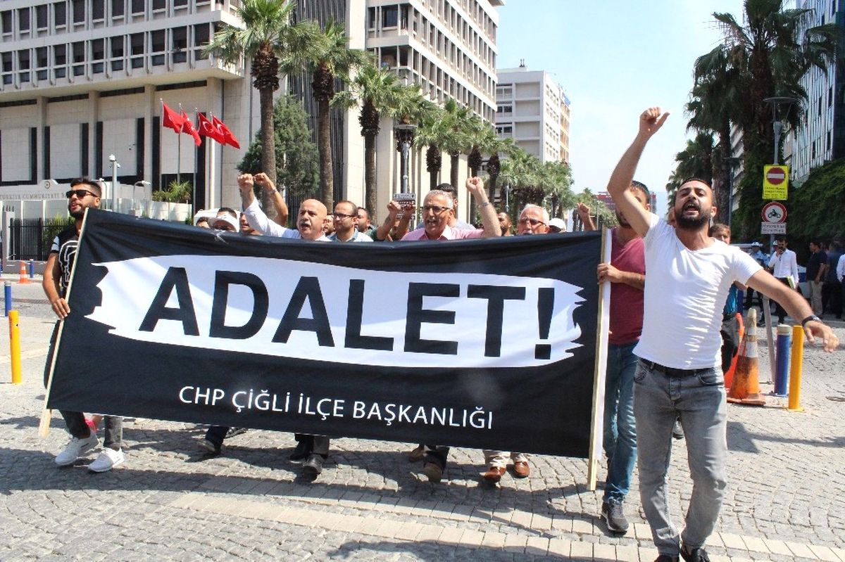 İzmir\'de Berberoğlu\'nun Tutuklanmasına Protesto