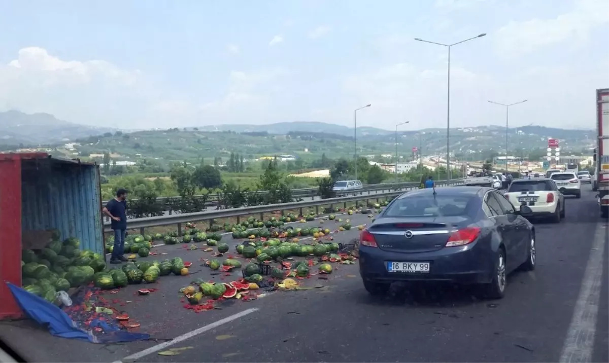 Kamyon Yan Yattı, Karpuzlar Yola Saçıldı