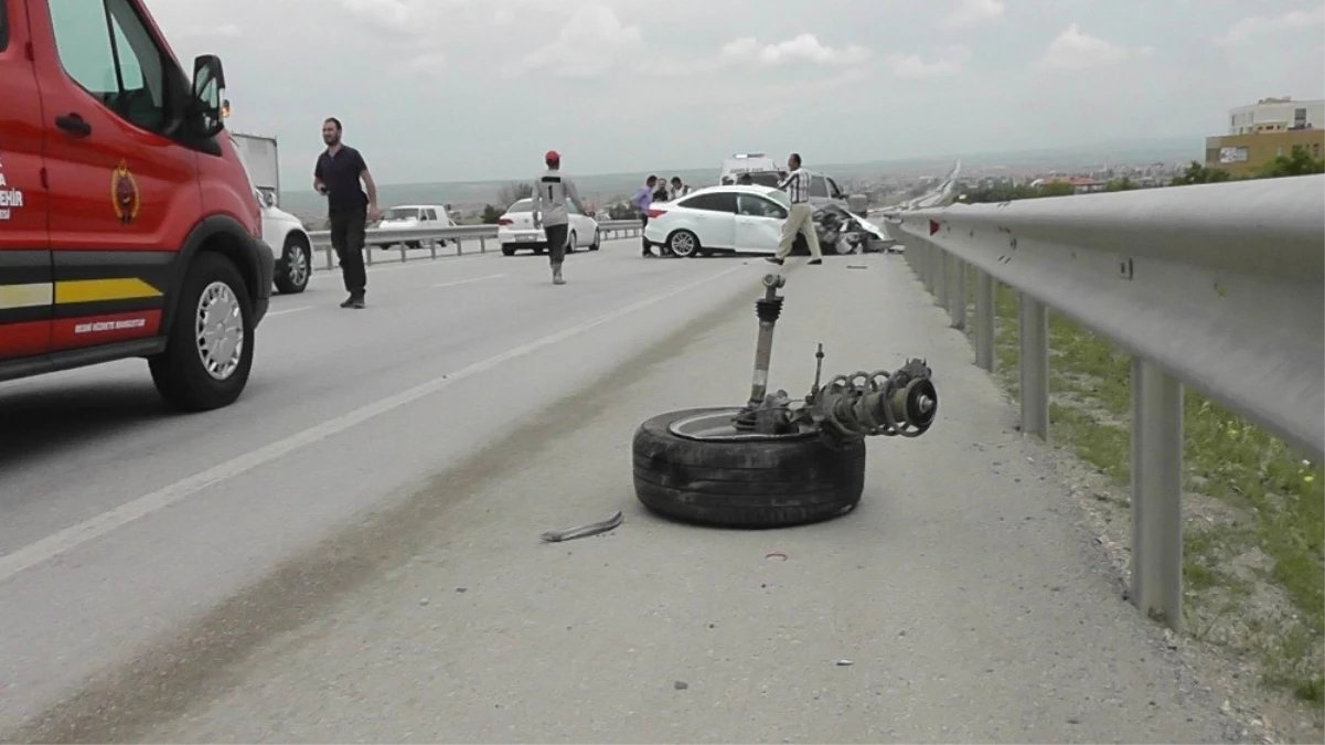 Konya\'da Hafif Ticari Araç ile Otomobil Çarpıştı: 5 Yaralı