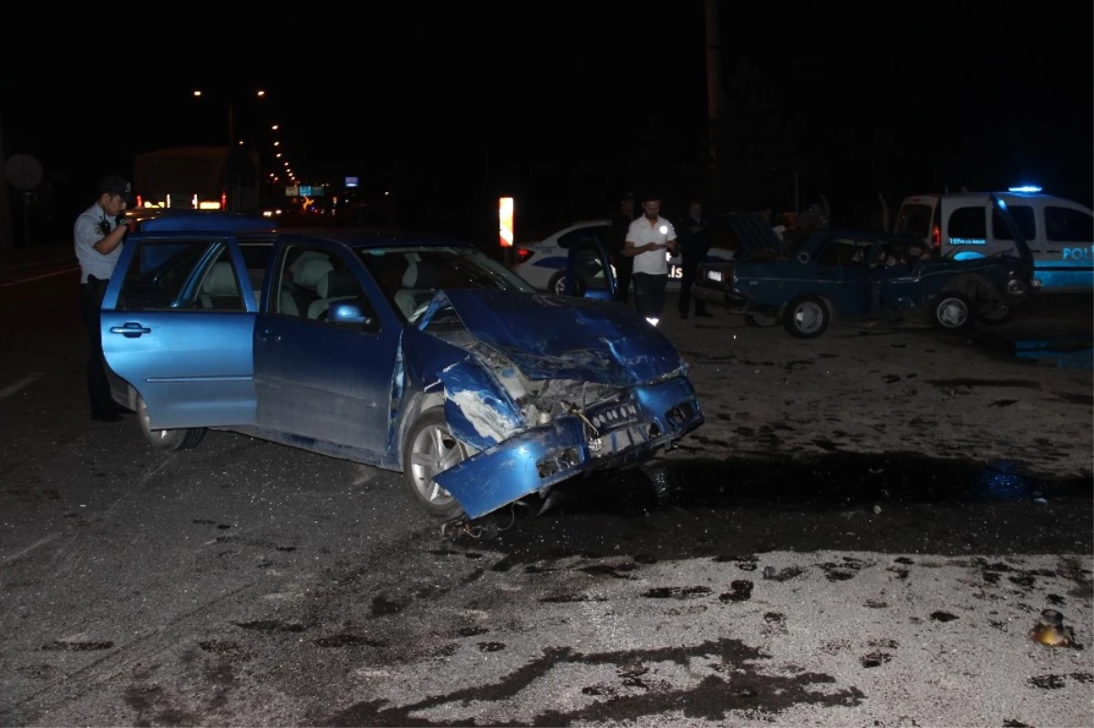 Kütahya\'da İki Otomobil Çarpıştı: 9 Yaralı