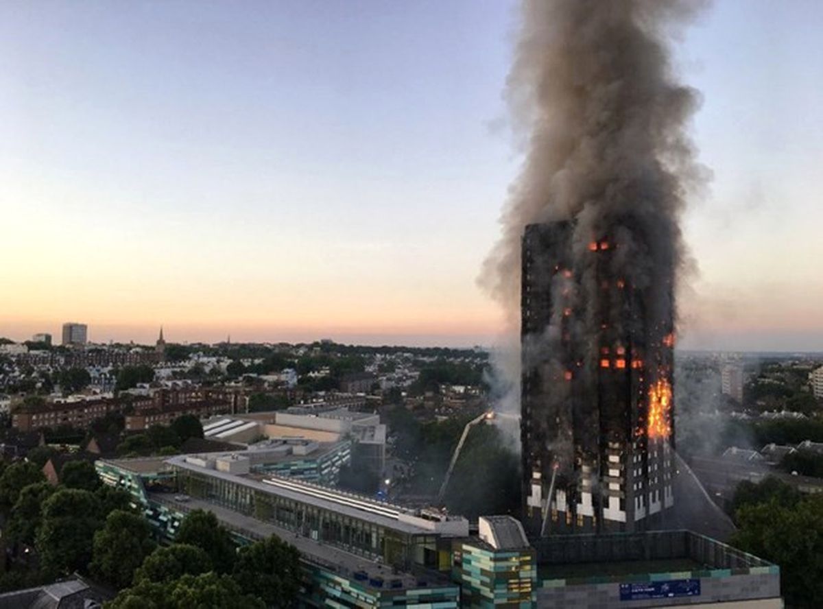 Londra\'da 24 Katlı Binadaki Yangın