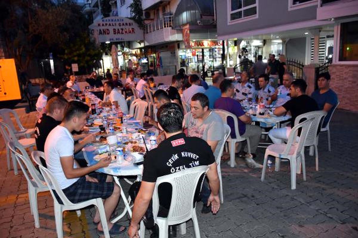 Marmaris\'te Polis ve Esnaf Birlikte İftar Yaptı