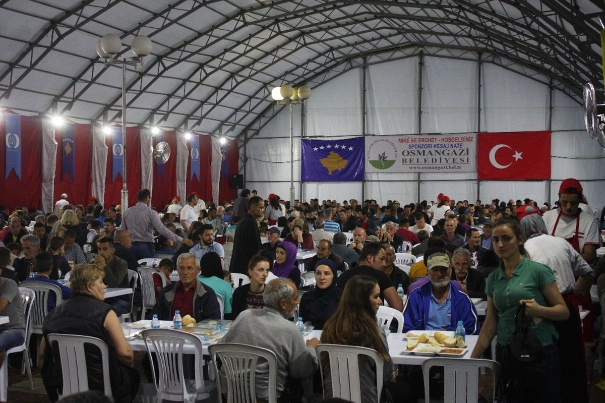 Osmangazi Belediyesi\'nden Kosova\'da Binlerce Kişiye İftar
