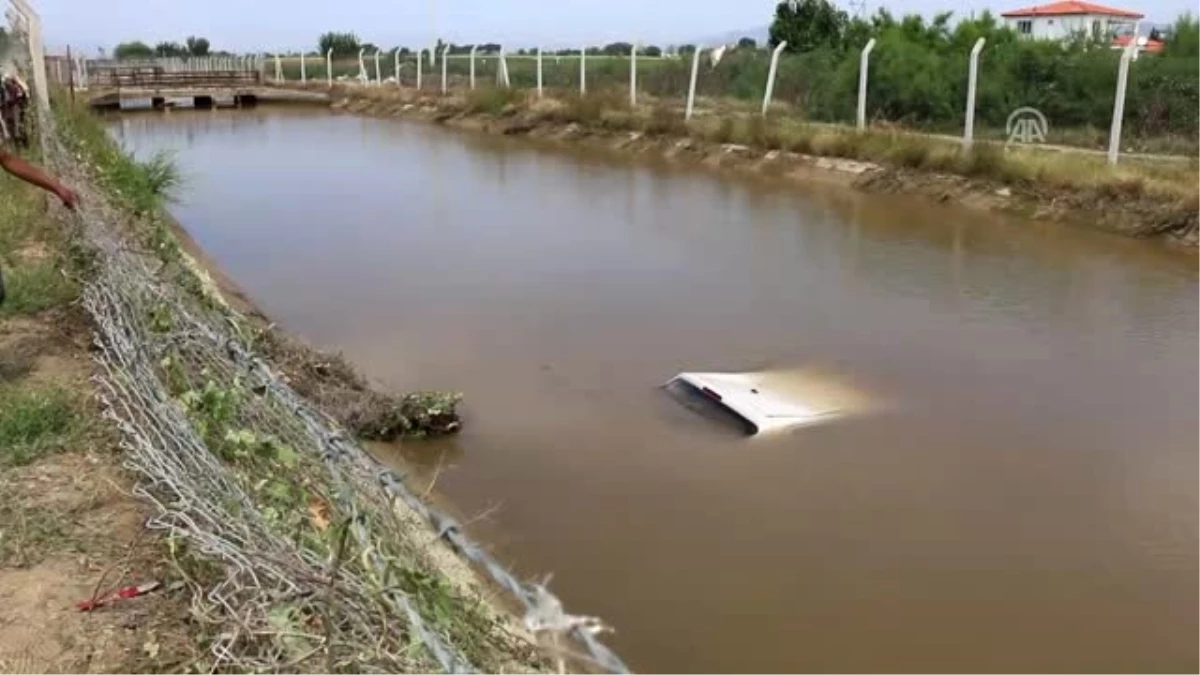 Otomobil Sulama Kanalına Devrildi: 2 Yaralı