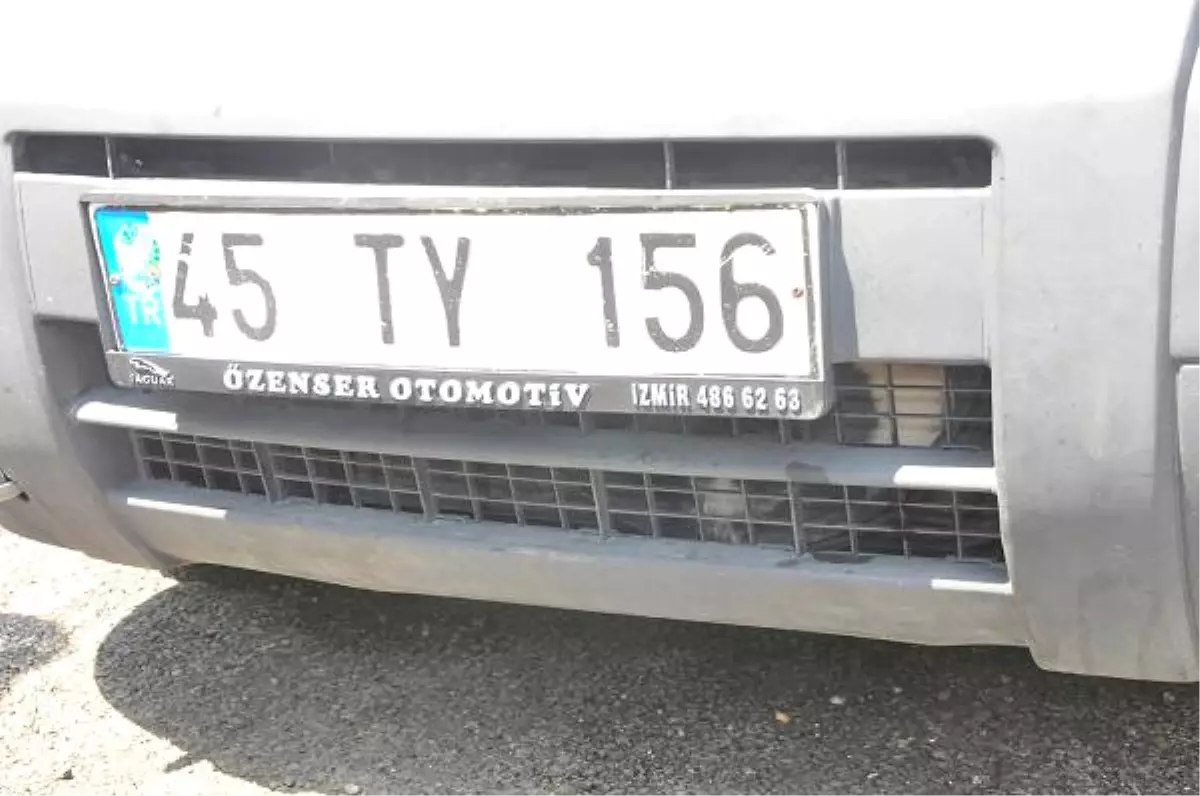 Otomobilin Radyatör Bölümüne Giren Kediyi İtfaiye Kurtardı