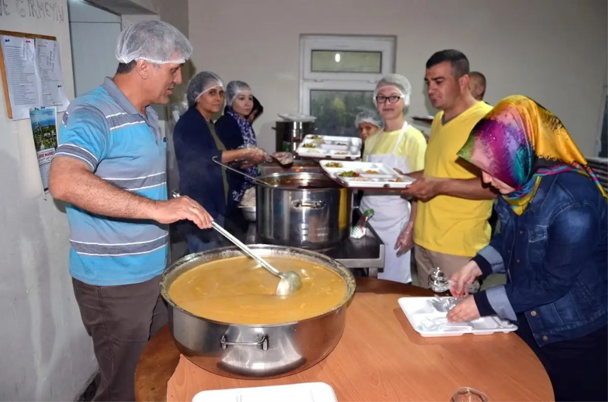 Şehit Aybüke Öğretmen Adına Köyünde İftar Verildi