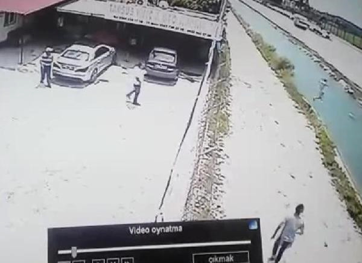 Sulama Kanalına Düşen Genci Kurtardığı Anlar Kameraya Yansıdı