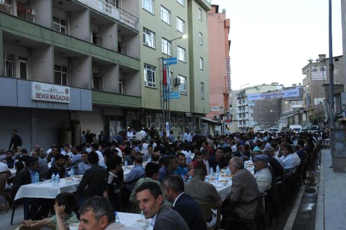 Vadaş ve Vebsaş Hakkari\'de İftar Yemeği Verdi