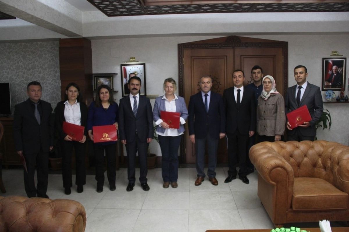 Vali Aktaş E-twinning Projelerinde Başarılı Olan Eğitimcilere Kalite Etiketi Sertifikası Verdi
