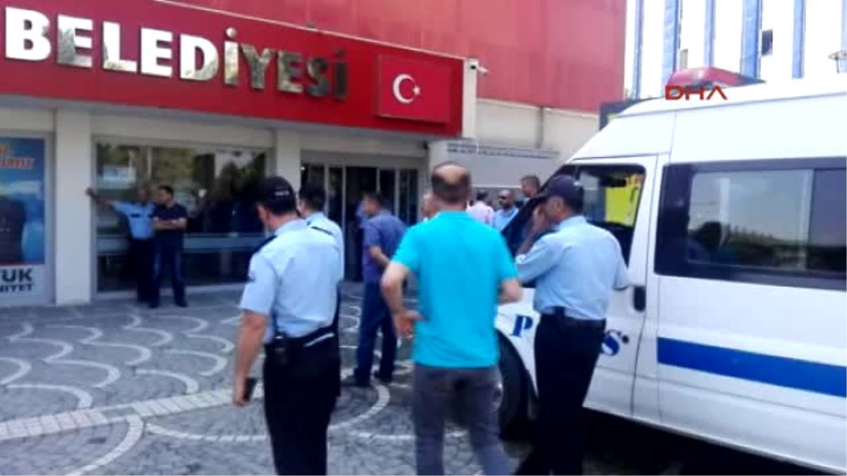 Adana AK Parti\'den Ihraç Edilen Ceyhan Ilçe Belediye Başkanı Görevden Uzaklaştırıldı
