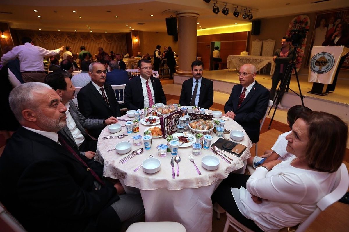 Ankara\'da Yaşayan Afyonlular Yenimahalle\'de İftar Yaptı