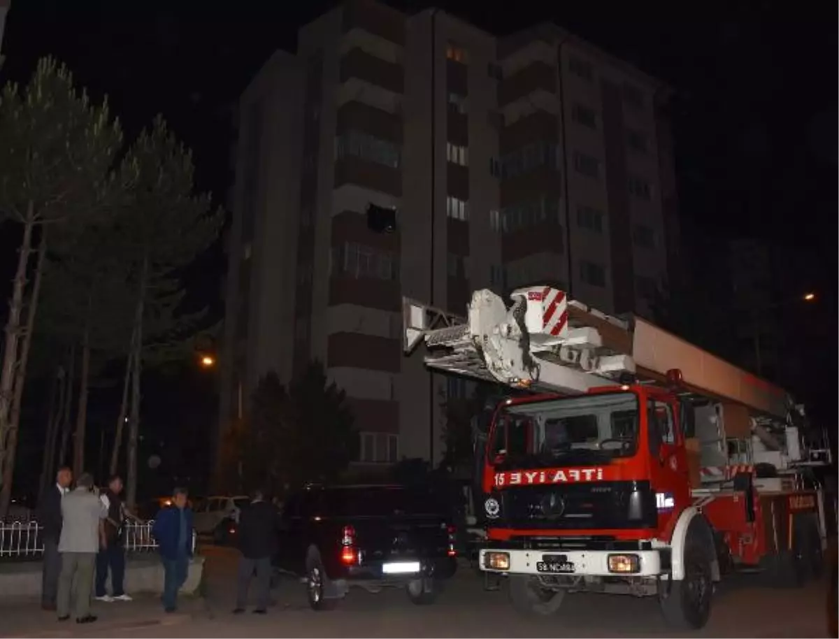 Yaşadığı Apartmanda Av Tüfeğiyle Ateş Eden Kadın, Korkulu Anlar Yaşattı