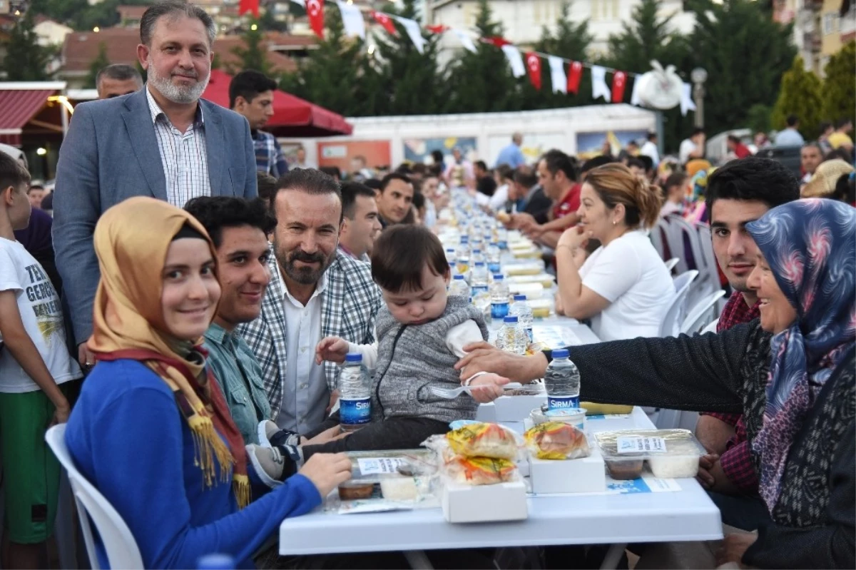 Bekirpaşa\'da Binlerce Kişi Birlikte Oruç Açtı