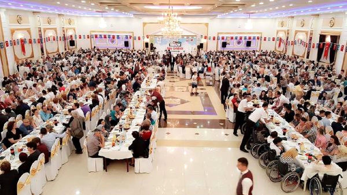 Beykoz Belediyesi 1500 Kosovalı\'ya İftar Yemeği Verdi