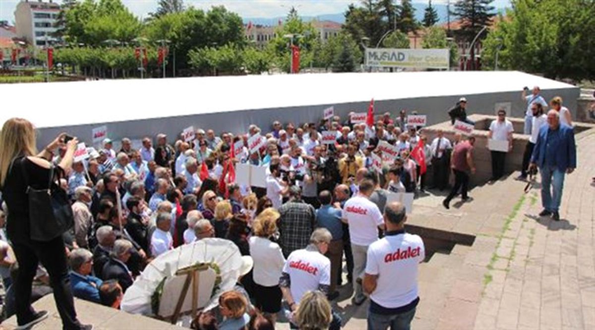 Bolu\'da CHP\'liler Adliye Önünde Oturma Eylemi Yaptı