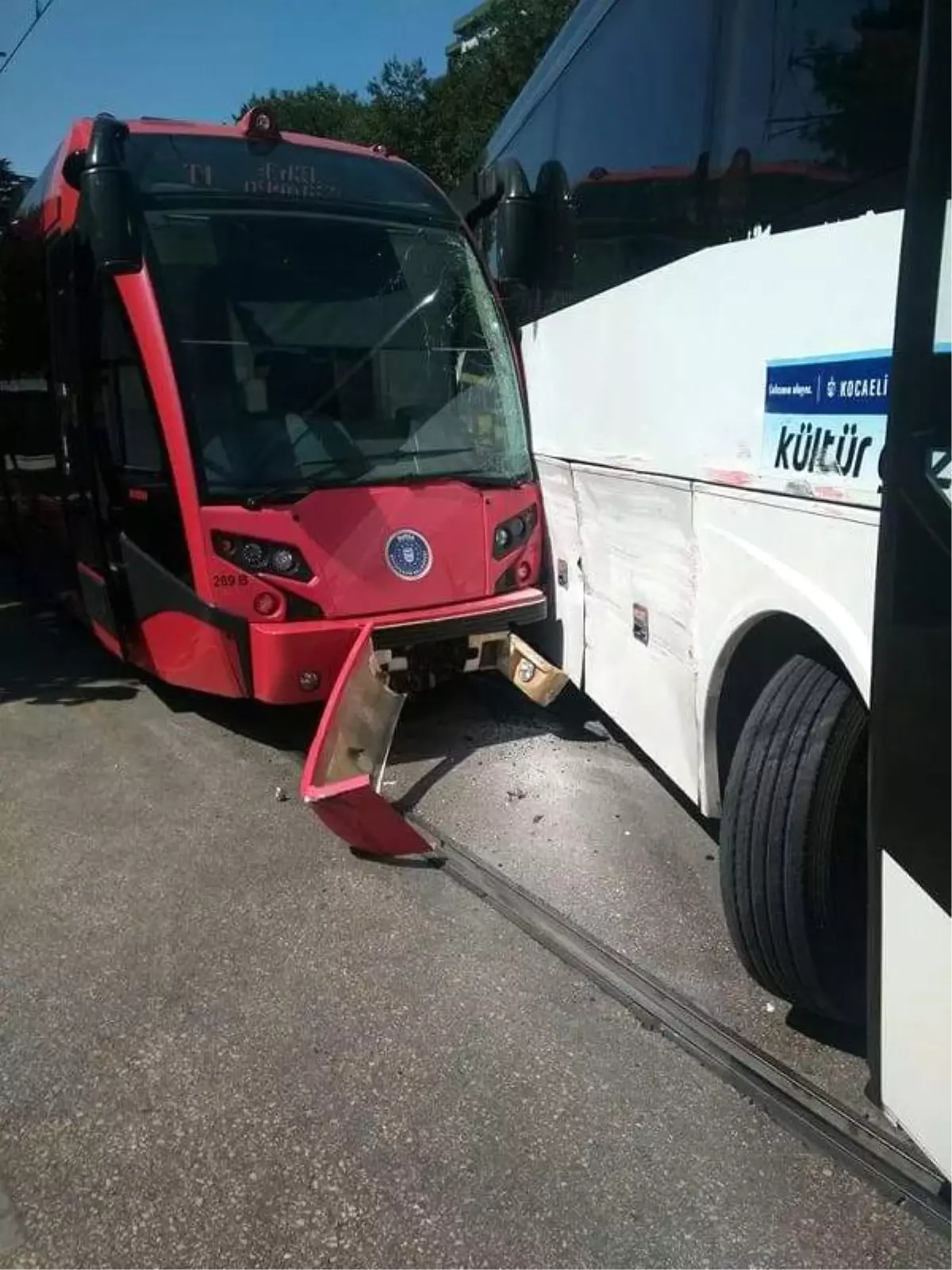 Bursa\'da Tramvay Otobüsle Çarpıştı