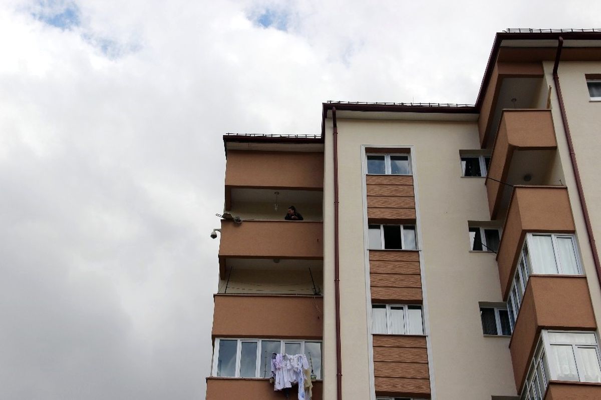 Çevreye Ateş Açan Kadın 21 Saattir Kapısını Kimseye Açmadı
