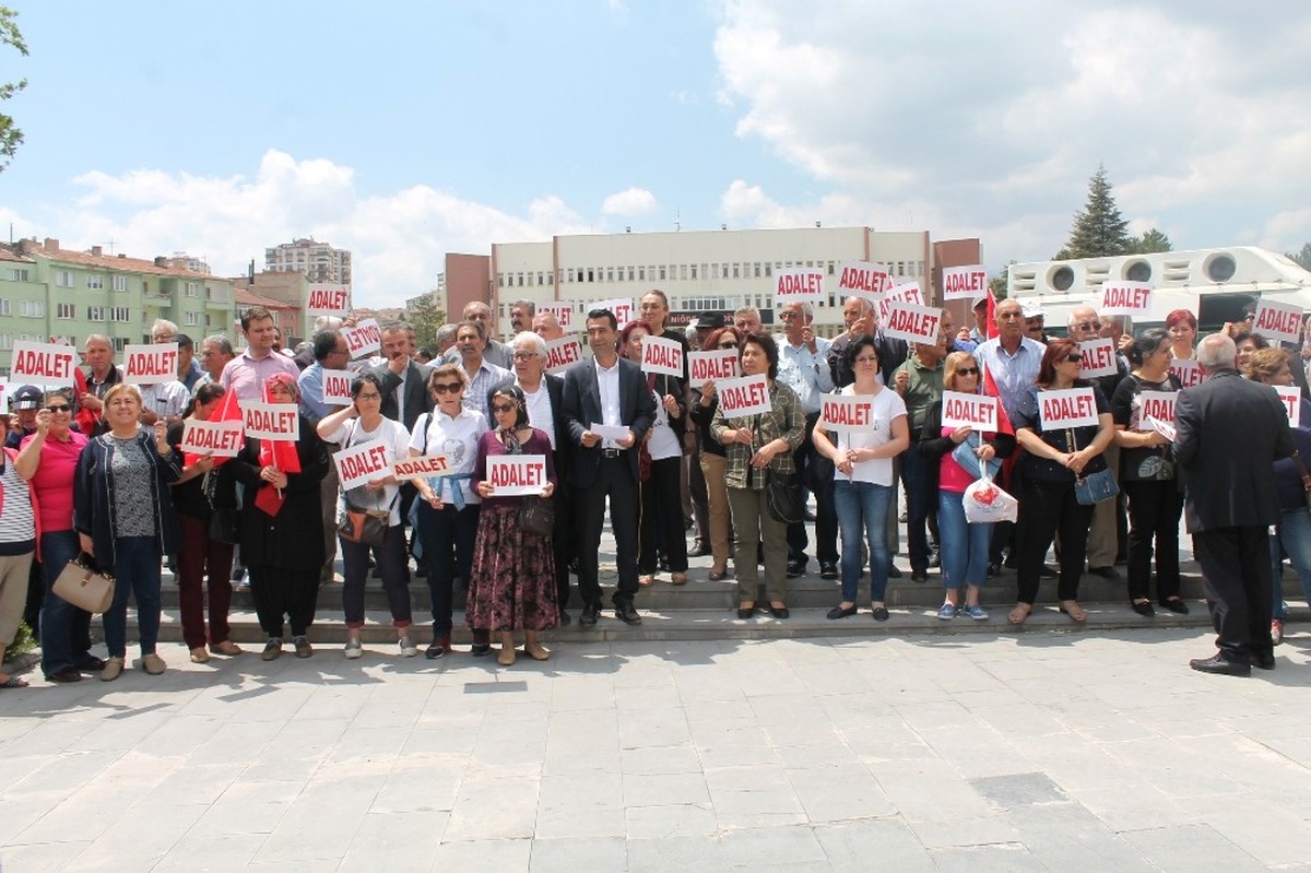 CHP\'liler Ömer Halisdemir Meydanında Toplandı