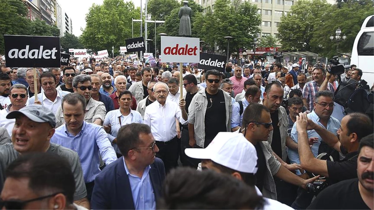 CHP\'nin Berberoğlu\'nun Tutuklanmasına Tepki Yürüyüşü