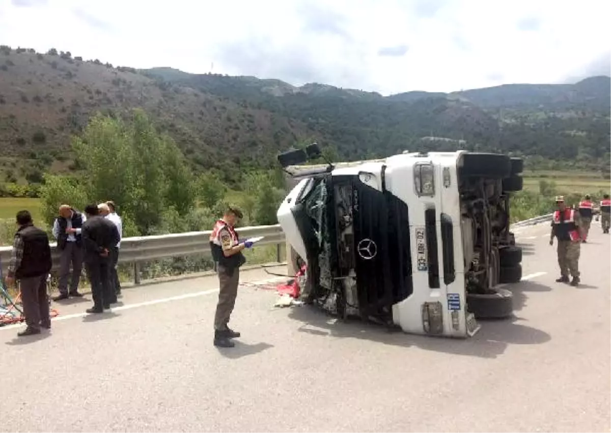 Doğalgaz Borusu Yüklü Tır Devrildi, Sürücü Öldü