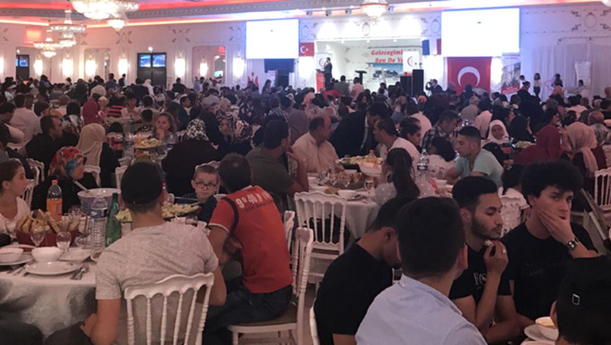 Fransa\'da Bin 500 Kişi Bir Arada İftar Yaptı