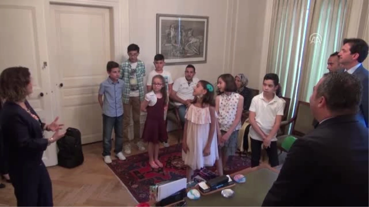 Fransa\'da Türkçeyi Güzel Konuşan Öğrencilere Diploma Verildi