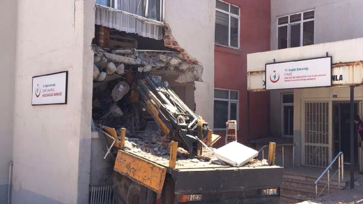 Freni Boşalan Vinç Sağlık Ocağına Daldı: 1 Ölü