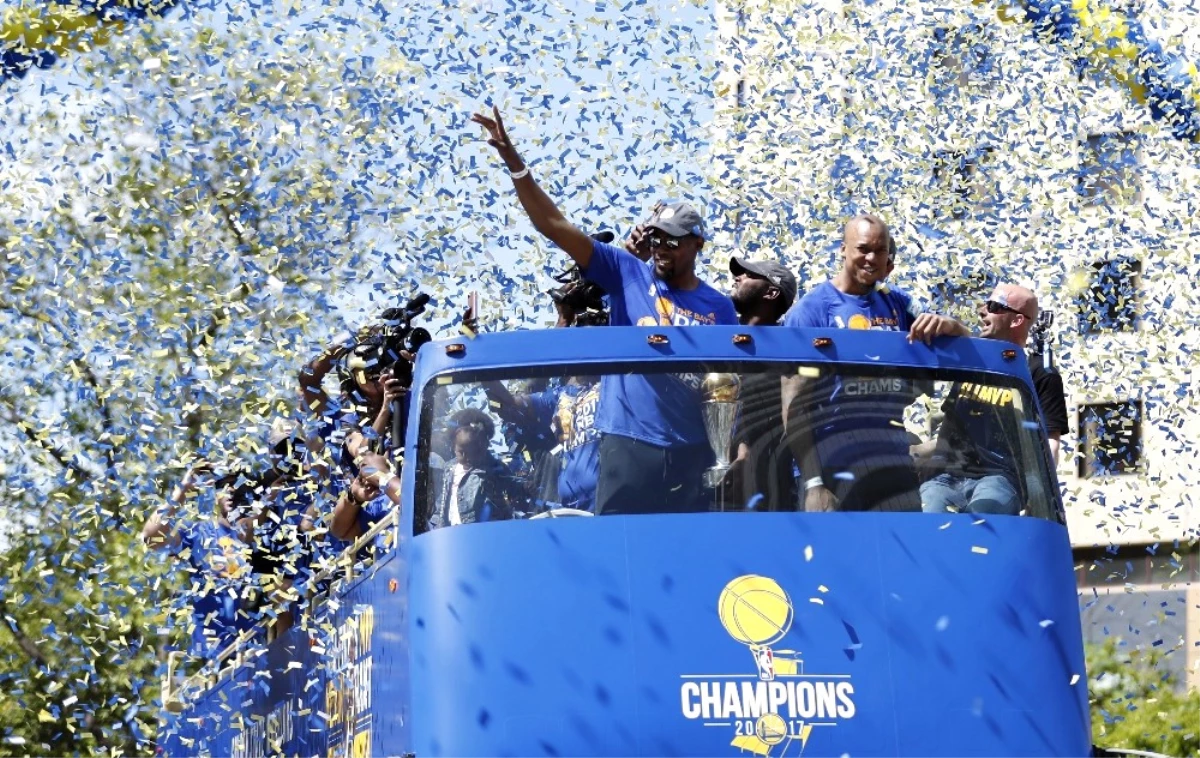 Golden State Warriors, Şampiyonluğu 1 Milyon Taraftarla Kutladı