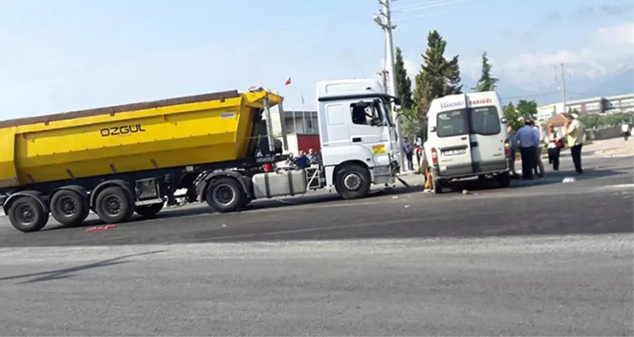 Hafriyat Kamyonu ile İşçi Servisi Çarpıştı: 15 Yaralı