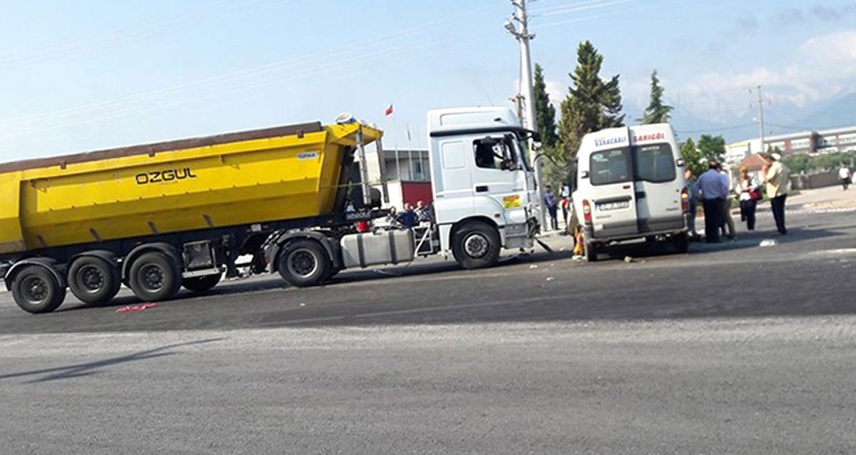 Hafriyat Kamyonu Ile Işçi Servisi Çarpıştı: 15 Yaralı