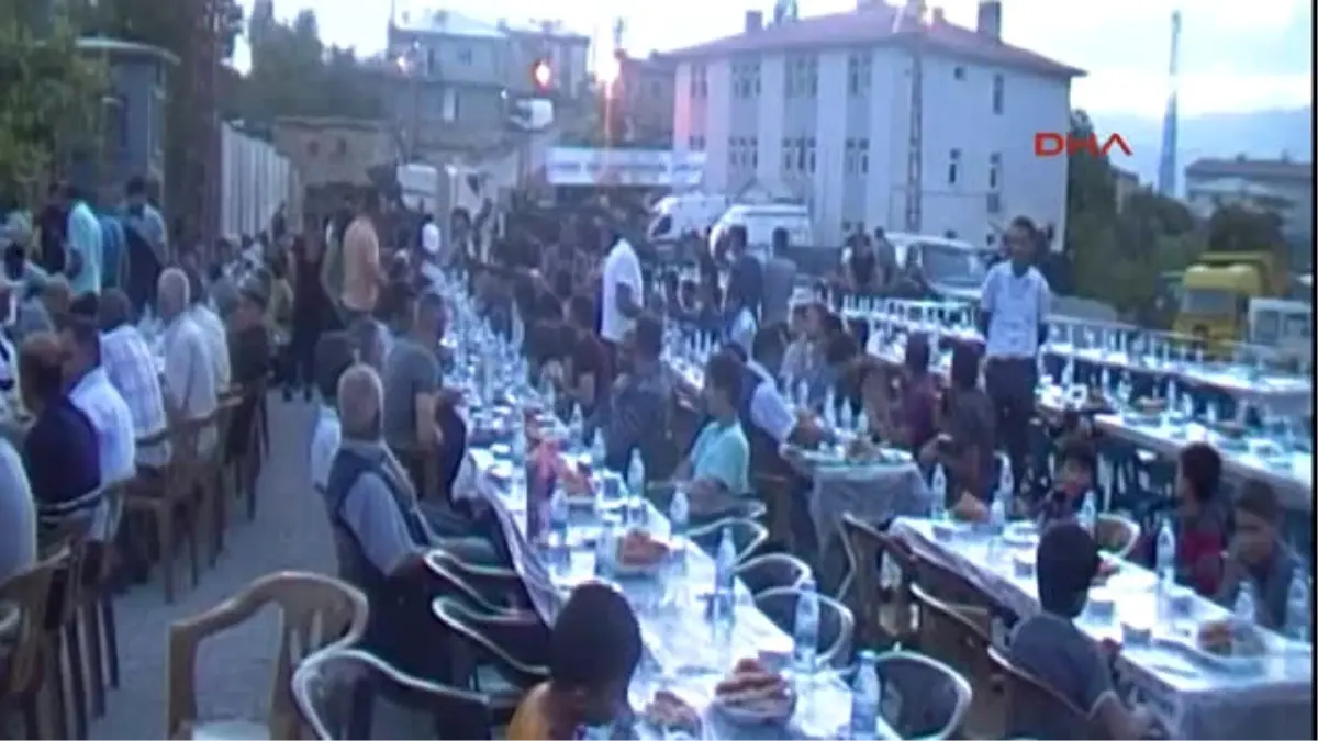 Hakkari Vedaş ve Vebsaş\'tan Çukurca\'da Iftar Yemeği