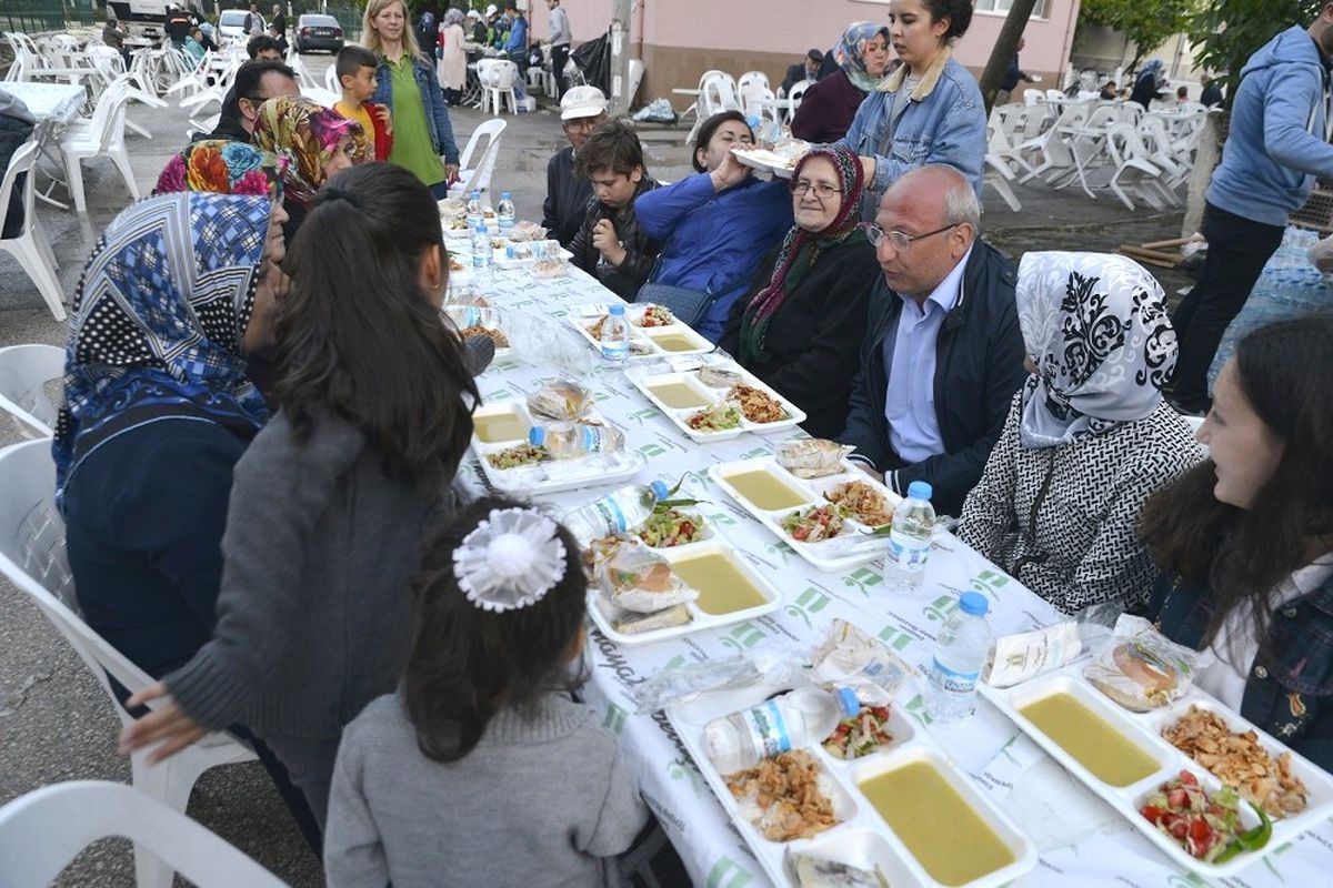 İftar Sofraları Sazova ve Elmalı\'da Kuruldu