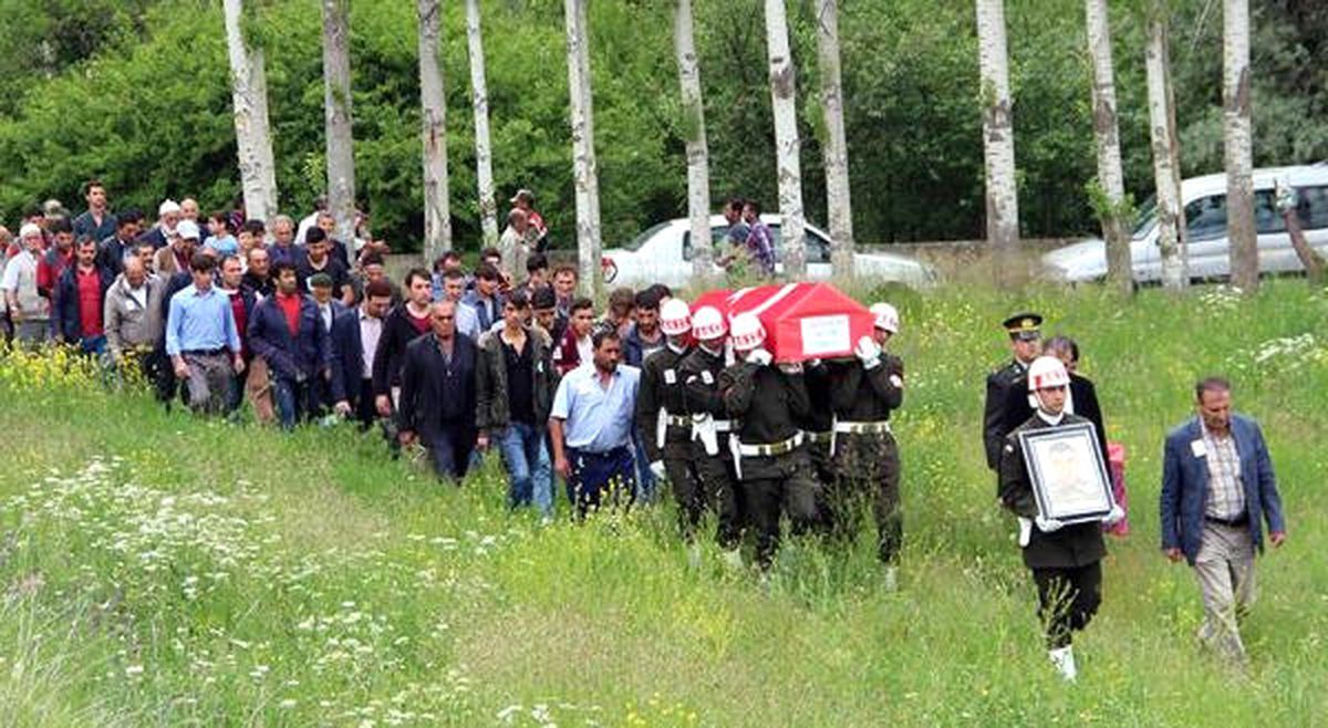 İstanbul\'da Denizde Ölü Bulunan Asker Toprağa Verildi