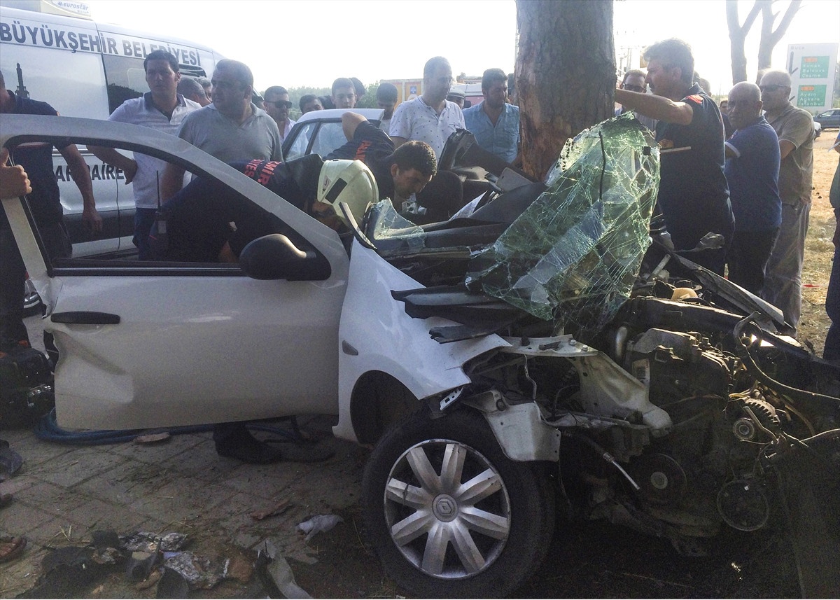 İzmir\'de Otomobil Ağaca Çarptı: 1 Ölü, 1 Yaralı