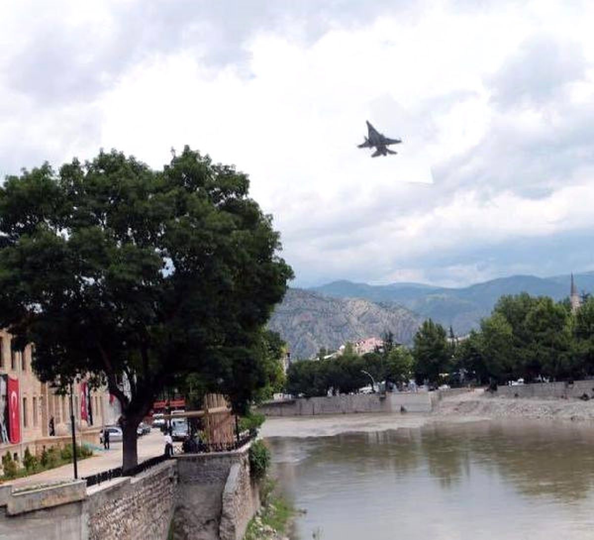 Jet Uçaklarının Deneme Uçuşu Paniğe Neden Oldu
